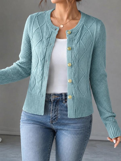 Kabelstrikket cardigan med rund hals og gullknapper